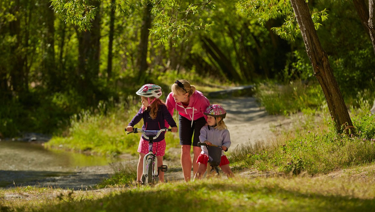 Family on Arrowtown River Trail
